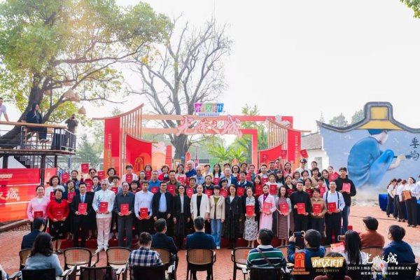 天织股票配资 银杏树下、乡村咖啡馆中，市民在金山新义村聆听“红色故事”